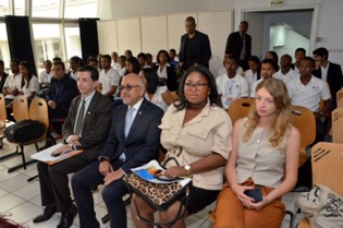 De gauche à droite : Mr. Patrick Perez Perez (Conseiller du SCAC), Mr. Naina Andriantsitohaina (Maire d’Antananarivo), Mlle Audrey-Tiana Rahanintsoa (Représentante du Club Export Réunion) et Mlle Clara Missoffe (Représentante d’Orange Fab Lab Madagascar)