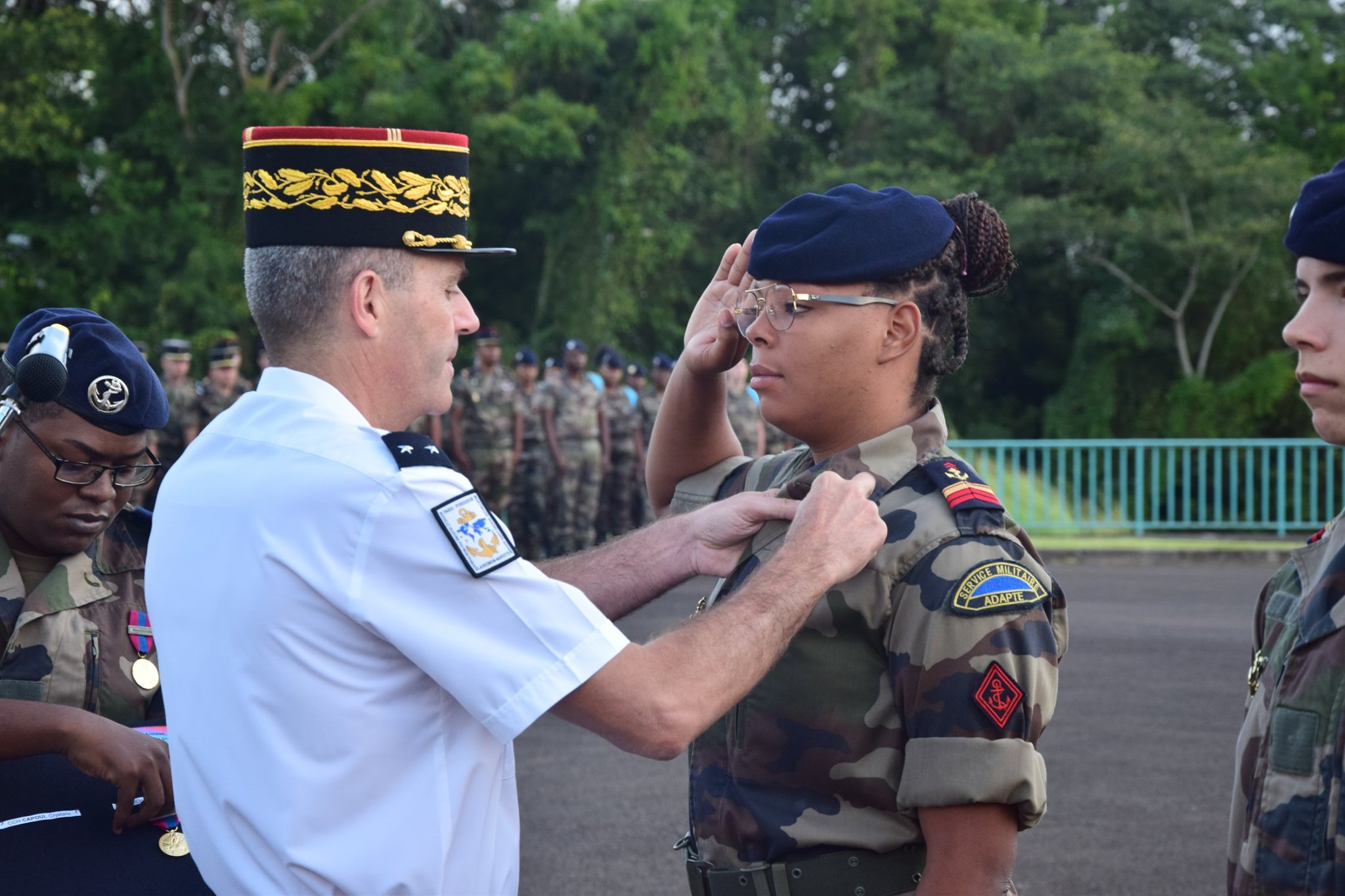 Le Général Thierry Laval remet une médaille de la Défense nationale à une volontaire stagiaire du RSMA de la Martinique ©DR – RSMA de la Martinique – Janvier 2020
